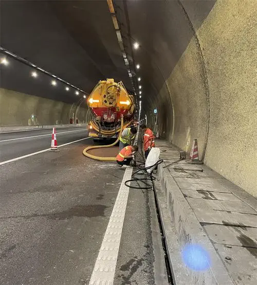 绿春隧道排水渠清淤